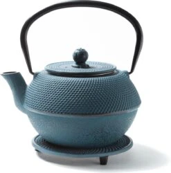 Tealøv THEE SET 1,1 LITER GIETIJZER | COMPLETE SET IN GESCHENKDOOS | Gietijzeren Theepot Met Roestvrijstalen Zeef, Gietijzeren Theekopjes En Onderzetter | In Authentiek Japanse Stijl | Arare Blauw -Thee Promotie Winkel 1187x1200