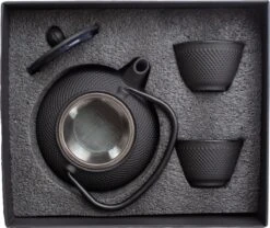 Tealøv THEE SET 800 ML GIETIJZER | COMPLETE SET IN GESCHENKDOOS | Gietijzeren Theepot Met Roestvrijstalen Zeef, Gietijzeren Theekopjes En Onderzetter | In Authentiek Japanse Stijl | Arare Zwart -Thee Promotie Winkel 1200x1011