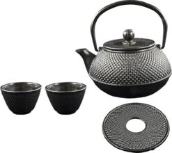 SakuraTea - Theepot Set - 4-delig - Gietijzer - Zwart - 0.8L - 2 Kopjes (100ml) -Thee Promotie Winkel 1200x1068 1
