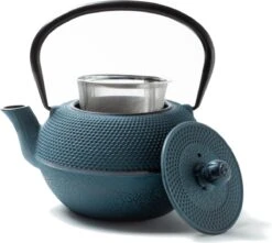 Tealøv THEE SET 1,1 LITER GIETIJZER | COMPLETE SET IN GESCHENKDOOS | Gietijzeren Theepot Met Roestvrijstalen Zeef, Gietijzeren Theekopjes En Onderzetter | In Authentiek Japanse Stijl | Arare Blauw -Thee Promotie Winkel 1200x1075
