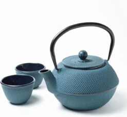 Tealøv THEE SET 1,1 LITER GIETIJZER | COMPLETE SET IN GESCHENKDOOS | Gietijzeren Theepot Met Roestvrijstalen Zeef, Gietijzeren Theekopjes En Onderzetter | In Authentiek Japanse Stijl | Arare Blauw -Thee Promotie Winkel 1200x1108