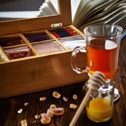 Lumaland Cuisine - Theedoos Van Bamboe - Theebox Met 8 Vakken - Duurzam Decoratief Materiaal - Ca. 28 X 16 X 9 Cm -Thee Promotie Winkel 1200x1200 181