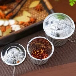 TeaLux 5-Delig RVS Theefilters Set Met Maatlepel En Lekbakjes En Knijper - Theezeef Voor Losse Thee En Kruiden - Tea InfuserStrainer Giftset - Verse Thee FilterZeef Cadeau Pakket - Kruidenbuiltje Ei Met Onderzetters - Geschenkset -Thee Promotie Winkel 1200x1200 239