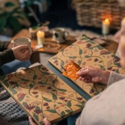 Pukka Thee Hardcover Biologische Kerst Adventskalender 2022, Perfect Als Kerstcadeau - 48 Zakjes - 1 Kalender 15 Pukka Thee Hardcover Biologische Kerst Adventskalender 2022, Perfect Als Kerstcadeau - 48 Zakjes - 1 Kalender -Thee Promotie Winkel 1200x1200 563