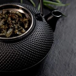 Lumaland - Thee Set - Theeservies - 1x Gietijzeren Theepot (1,4L), 1x Bamboe Doseerlepel, 1x Edelstalen Zeef -Thee Promotie Winkel 1200x1200 6