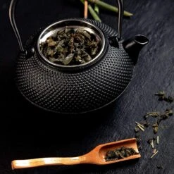 Lumaland - Thee Set - Theeservies - 1x Gietijzeren Theepot (1,4L), 1x Bamboe Doseerlepel, 1x Edelstalen Zeef -Thee Promotie Winkel 1200x1200 9