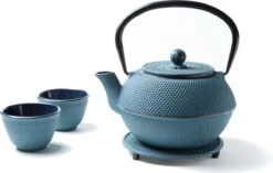 Tealøv THEE SET 1,1 LITER GIETIJZER | COMPLETE SET IN GESCHENKDOOS | Gietijzeren Theepot Met Roestvrijstalen Zeef, Gietijzeren Theekopjes En Onderzetter | In Authentiek Japanse Stijl | Arare Blauw -Thee Promotie Winkel 1200x765