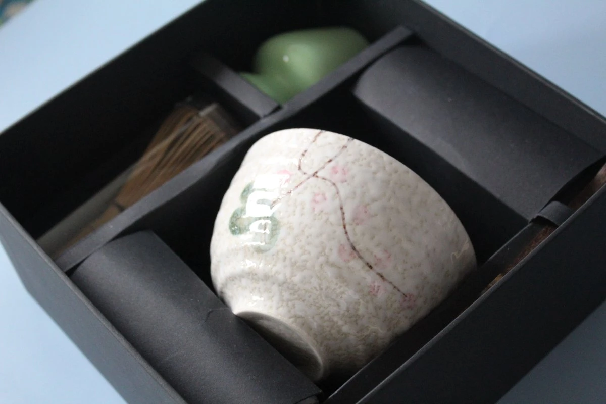 Premium Matcha Set - 5 Delige Matcha Cadeauset - Bamboo Klopper - Met Instructies - 100 Gram Matcha 8 Premium Matcha Set - 5 Delige Matcha Cadeauset - Bamboo Klopper - Met Instructies - 100 Gram Matcha - Afbeelding 8