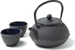 Tealøv THEE SET 800 ML GIETIJZER | COMPLETE SET IN GESCHENKDOOS | Gietijzeren Theepot Met Roestvrijstalen Zeef, Gietijzeren Theekopjes En Onderzetter | In Authentiek Japanse Stijl | Arare Zwart -Thee Promotie Winkel 1200x812