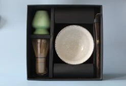 Premium Matcha Set - 5 Delige Matcha Cadeauset - Bamboo Klopper - Met Instructies - 100 Gram Matcha 11 Premium Matcha Set - 5 Delige Matcha Cadeauset - Bamboo Klopper - Met Instructies - 100 Gram Matcha -Thee Promotie Winkel 1200x821 2