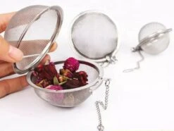 Kruidenei - Kruidenbuil - Kruidenfilter - Kruidenbol - Kruidenzeef - Filter Voor Kruiden - Thee Ei - Theezeef - 5,5CM Doorsnee 7 Kruidenei - Kruidenbuil - Kruidenfilter - Kruidenbol - Kruidenzeef - Filter Voor Kruiden - Thee Ei - Theezeef - 5,5CM Doorsnee -Thee Promotie Winkel 1200x903 1