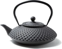 Tealøv THEE SET 1,25 LITER GIETIJZER | COMPLETE SET IN GESCHENKDOOS | Gietijzeren Theepot Met Roestvrijstalen Zeef, Gietijzeren Theekopjes En Onderzetter | In Authentiek Japanse Stijl | Kambin Zwart -Thee Promotie Winkel 1200x957