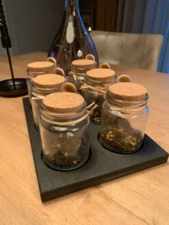 Theeplank Black Edition Met 6 Potjes En Houten Lepel Voor Thee Theeplateau ( Vervanger Van Theedoos ) MeubelZwagerij -Thee Promotie Winkel 900x1200 7